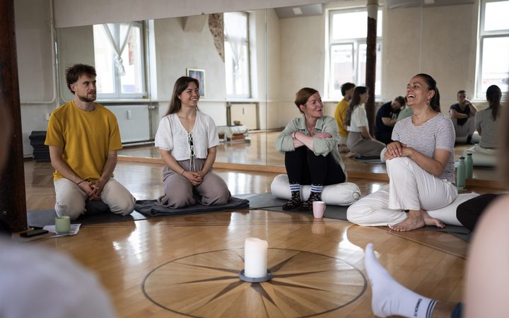 Gruppe bei einem Breathwork Circle auf Matten